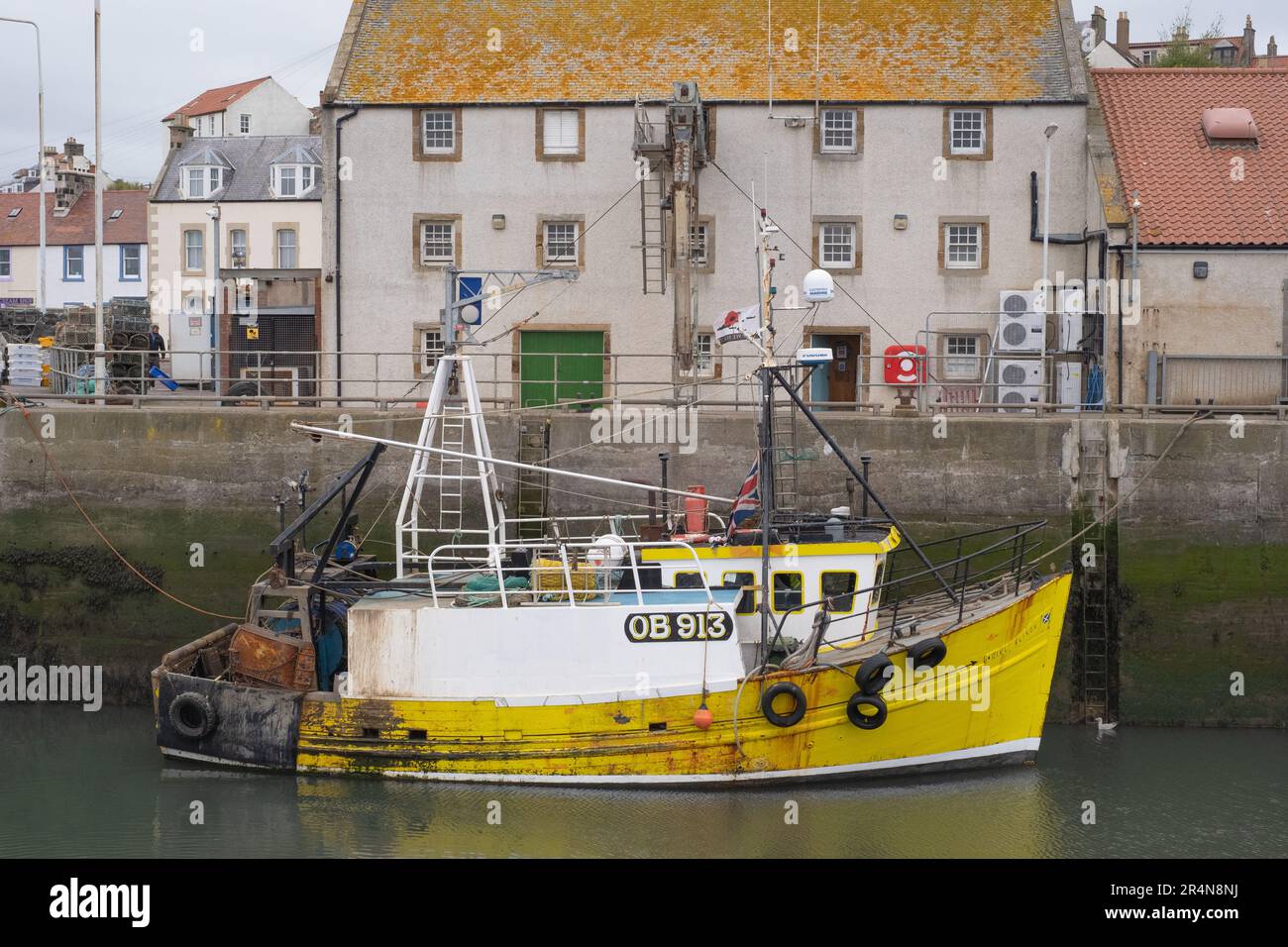 Vue d'un bateau de pêche amarré dans le port de Pittenweem, Fife, Écosse. Pittenweem est une petite ville avec un port animé. Banque D'Images