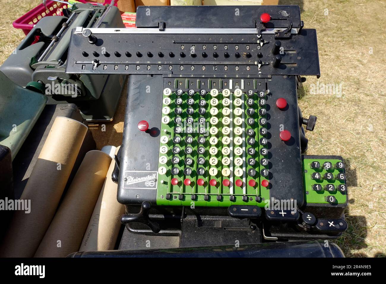 Anciennes calculatrices Rheinmetall jetées Banque D'Images