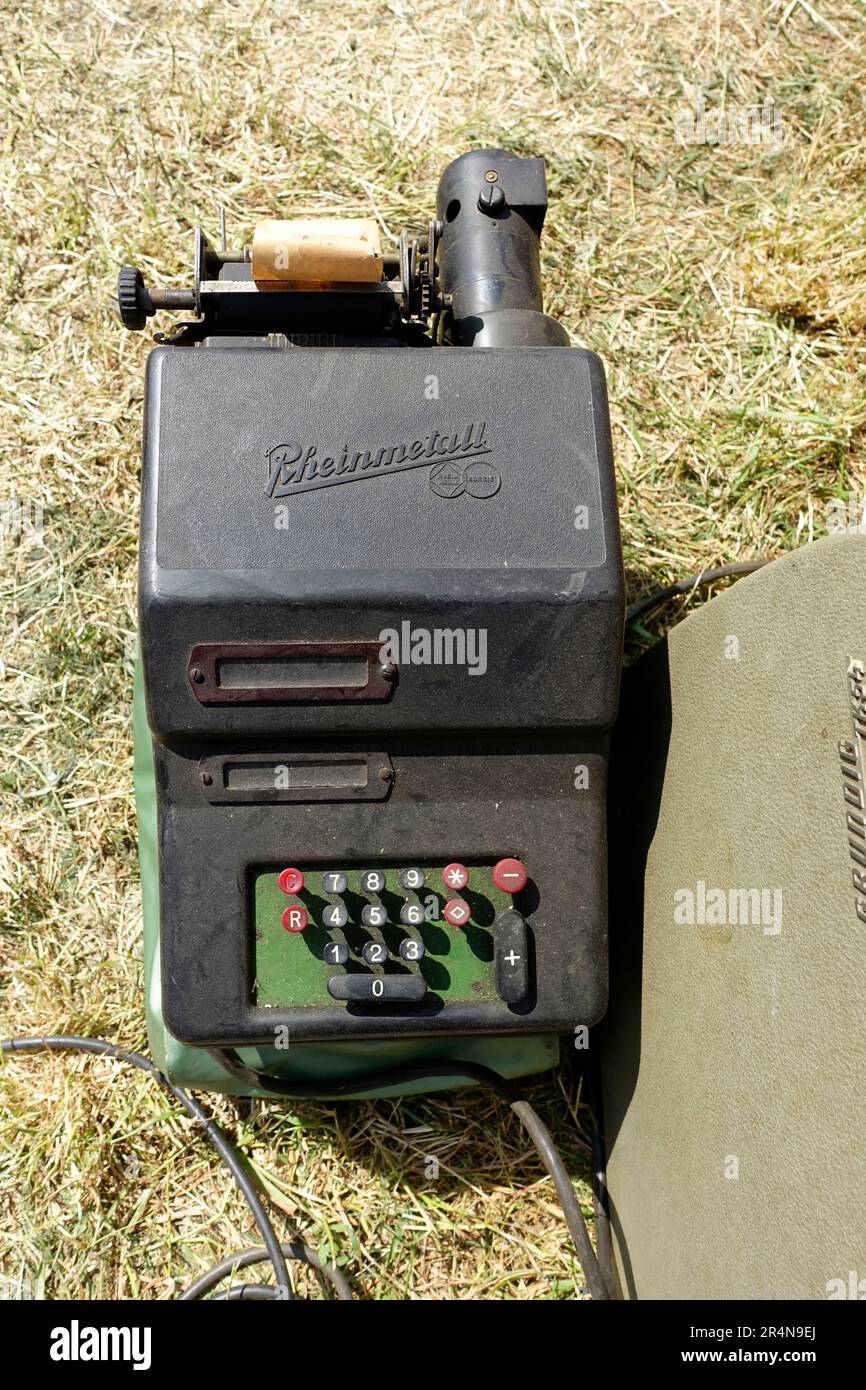 Anciennes calculatrices Rheinmetall jetées Banque D'Images