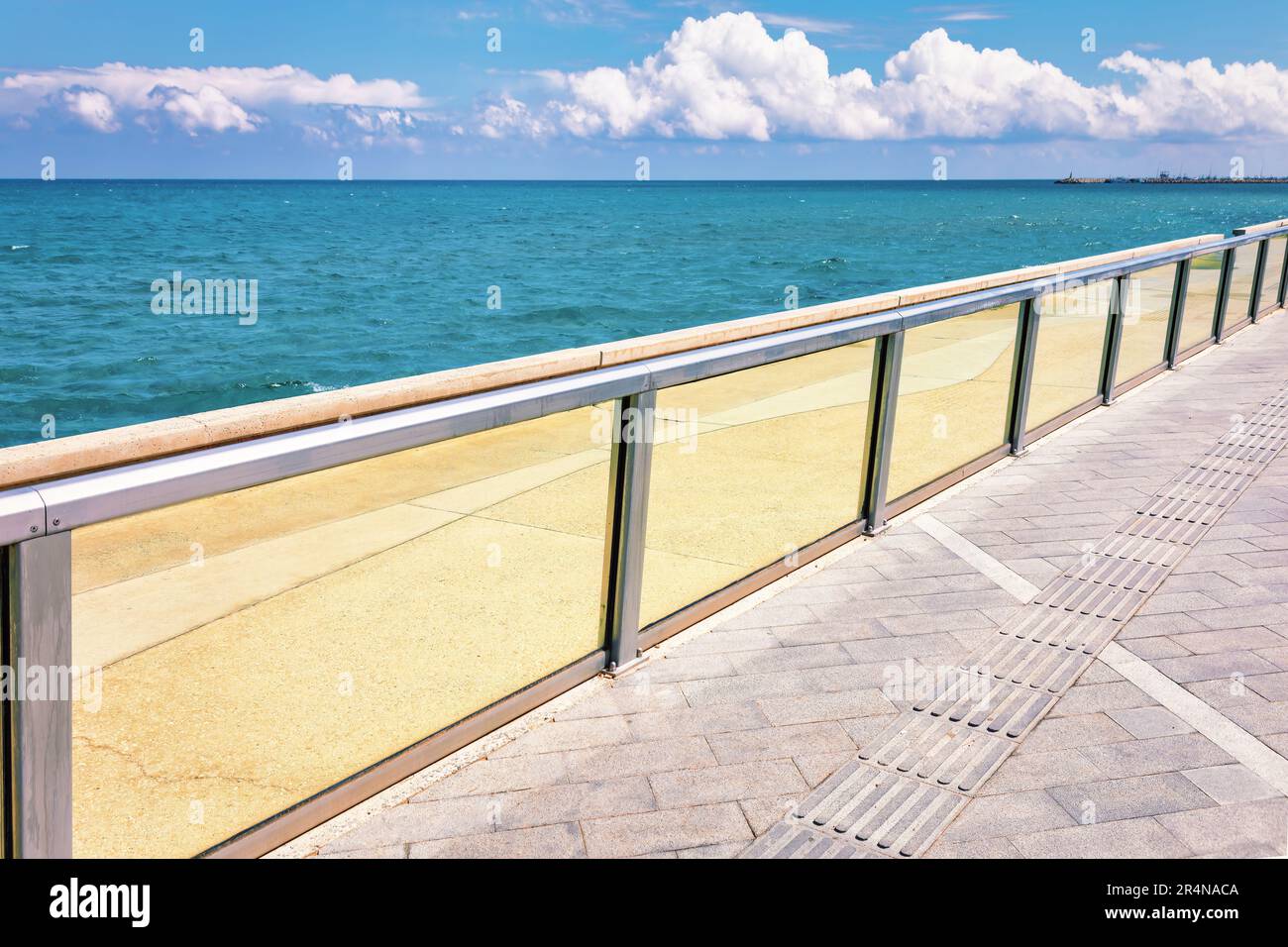 Bord de mer avec balustrade en verre . Trottoir sur la rive de la mer Banque D'Images