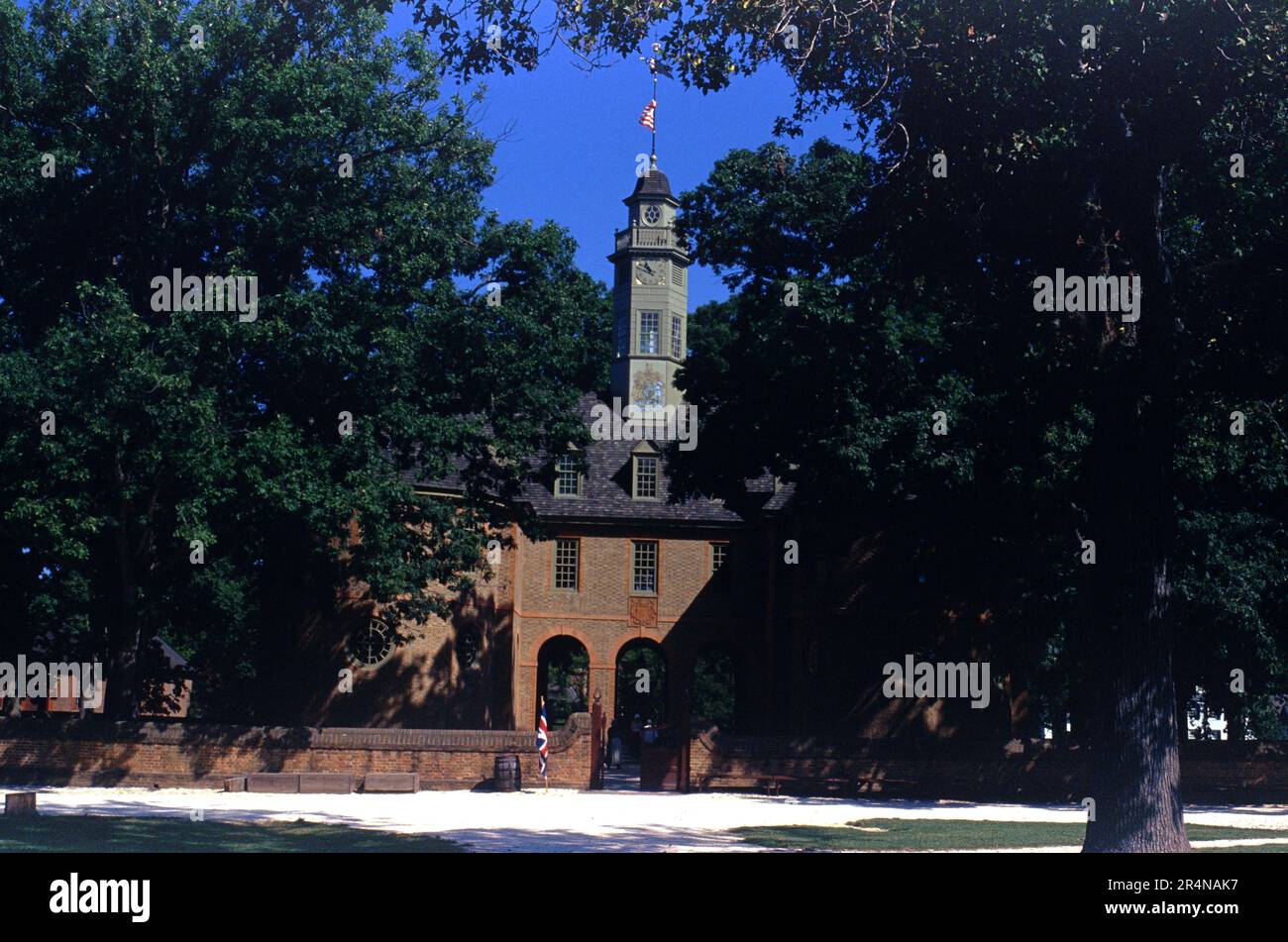 Williamsburg va Etats-Unis 9/2006. Aujourd'hui, le Capitole est sensiblement le même que le premier, mais c'est le troisième Capitole sur le site. Pour atténuer la menace d'incendie, le Capitole de Cary a été construit sans foyer. Les bougies et les tuyaux étaient interdits. Mais en 1723, le secrétaire s'est plaint que le bâtiment était humide, de sorte que des cheminées ont été ajoutées pour les cheminées pour aider à maintenir le Capitole au sec. Entre 7 h 00 et 8 h 00 sur 30 janvier 1747, quelqu'un a remarqué que le bâtiment était en feu. Au coucher du soleil, il ne restait que quelques murs et la fondation. Banque D'Images