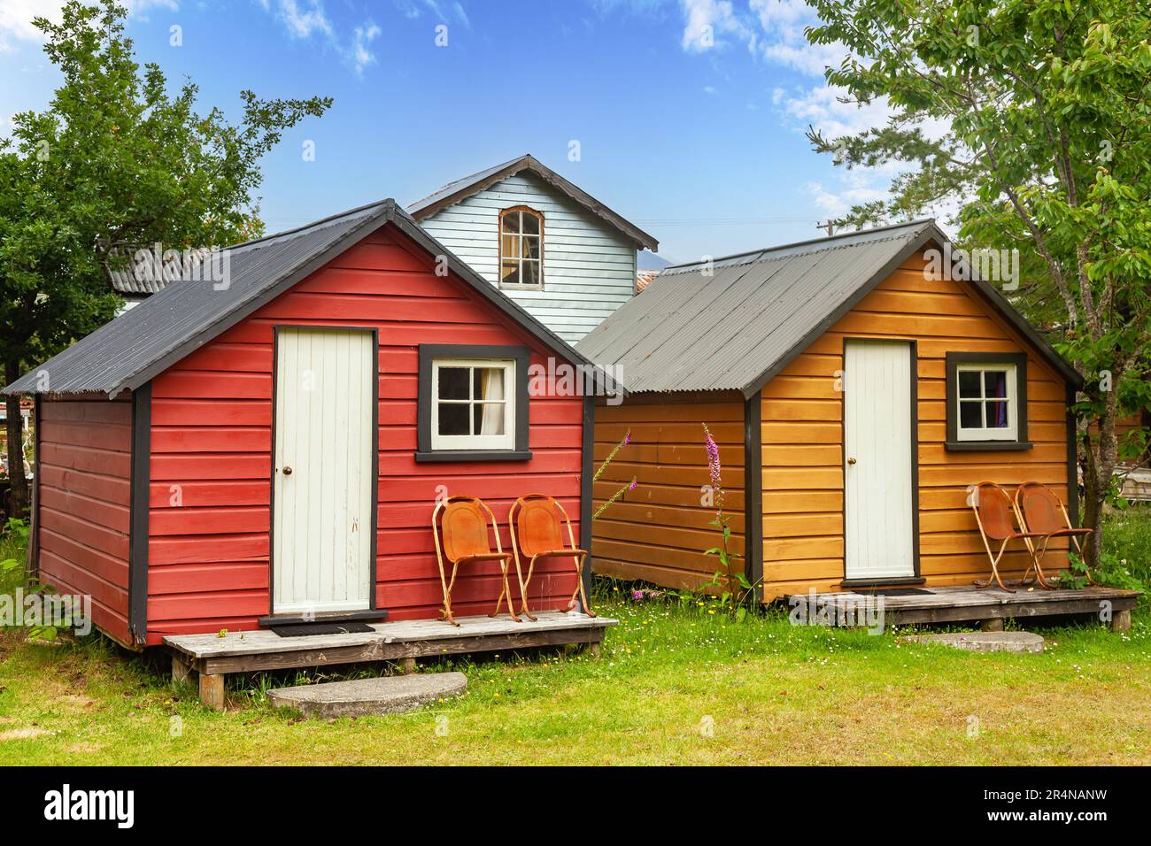 Chalets en bois colorés dans un camping en Nouvelle-Zélande Banque D'Images