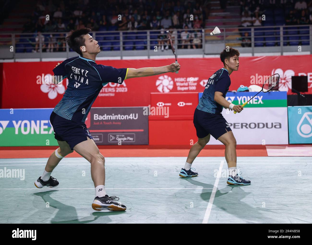 Kuala Lumpur, Malaisie. 28th mai 2023. Feng Yan Zhe (L) et Huang Dong Ping de Chine jouent contre Dechapol Puavaranukroh et Sapsiree Taerattanachai de Thaïlande pendant le match final mixte double des Perodua Malaysia Masters 2023 à Axiata Arena. xx gagné avec partitions; 21/13/18 : 16/21/21. Crédit : SOPA Images Limited/Alamy Live News Banque D'Images