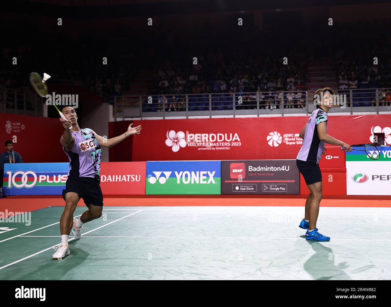 Kuala Lumpur, Malaisie. 28th mai 2023. Dechapol Puavaranukroh (L) et Sapsiree Taerattanachai de Thaïlande jouent contre Feng Yan Zhe et Huang Dong Ping de Chine pendant le match final mixte de doubles des Perodua Malaysia Masters 2023 à Axiata Arena. Dechapol Puavaranukroh et Sapsiree Taerattanachai ont gagné avec leurs partitions; 16/21/21 : 21/13/18. (Photo de Wong Fok Loy/SOPA Images/Sipa USA) Credit: SIPA USA/Alay Live News Banque D'Images