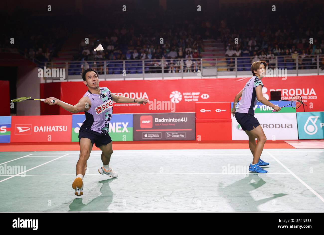 Kuala Lumpur, Malaisie. 28th mai 2023. Dechapol Puavaranukroh (L) et Sapsiree Taerattanachai de Thaïlande jouent contre Feng Yan Zhe et Huang Dong Ping de Chine pendant le match final mixte de doubles des Perodua Malaysia Masters 2023 à Axiata Arena. Dechapol Puavaranukroh et Sapsiree Taerattanachai ont gagné avec leurs partitions; 16/21/21 : 21/13/18. Crédit : SOPA Images Limited/Alamy Live News Banque D'Images