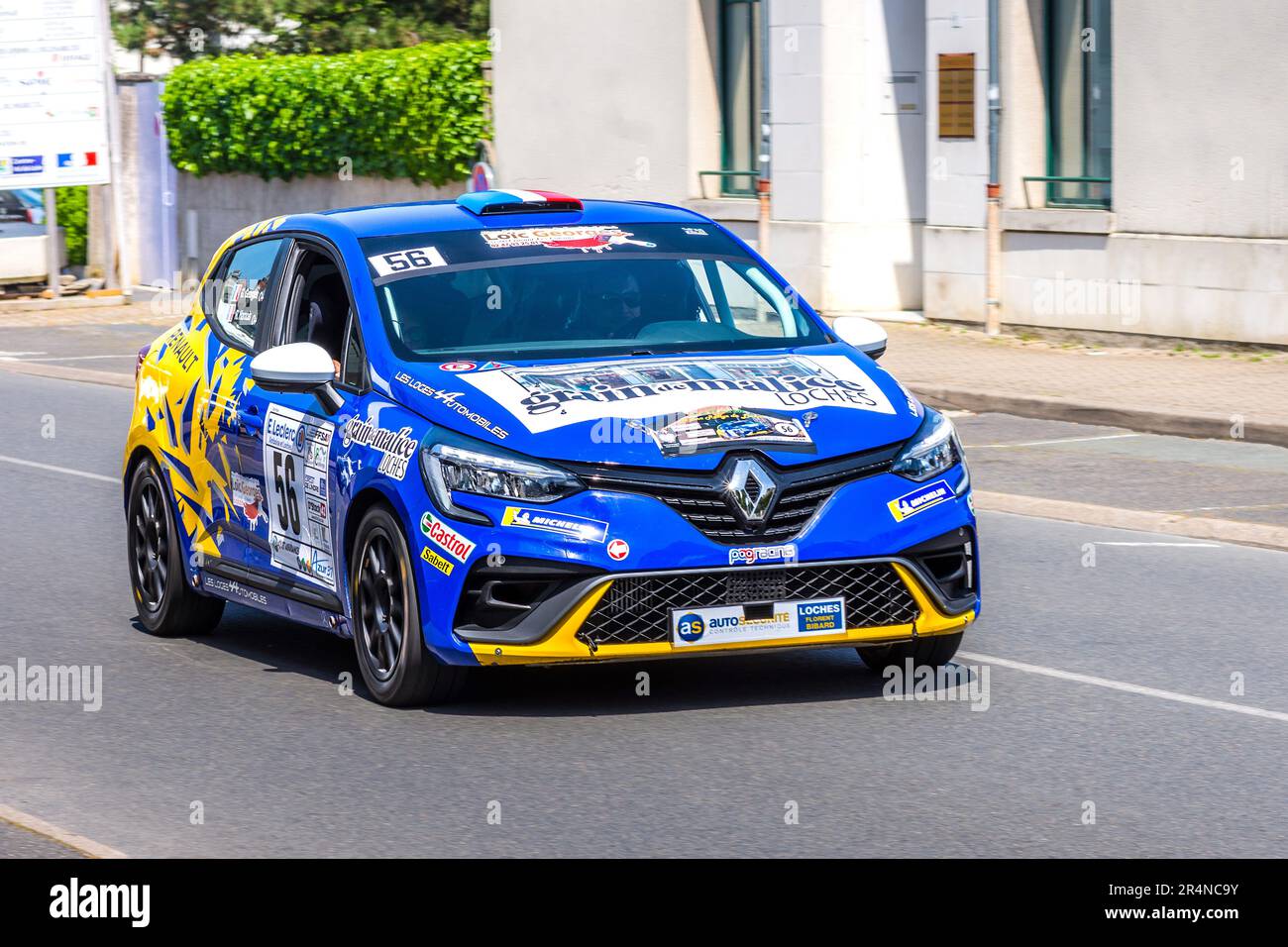 Voiture de rallye Renault traversant Loches, Indre-et-Loire (37), France. Banque D'Images