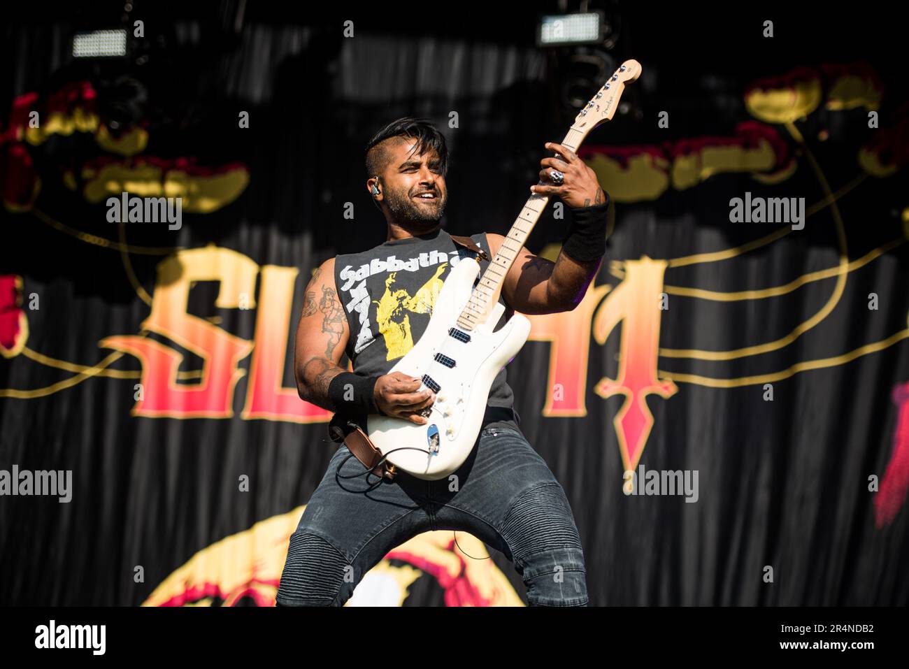 FLORENCE, ITALIE, FIRENZE ROCKS FESTIVAL: David Nizaam Baksh (également connu sous le nom de Brownsour), guitariste du groupe de punk rock canadien SUM41, en direct sur scène au festival Firenze Rocks Banque D'Images