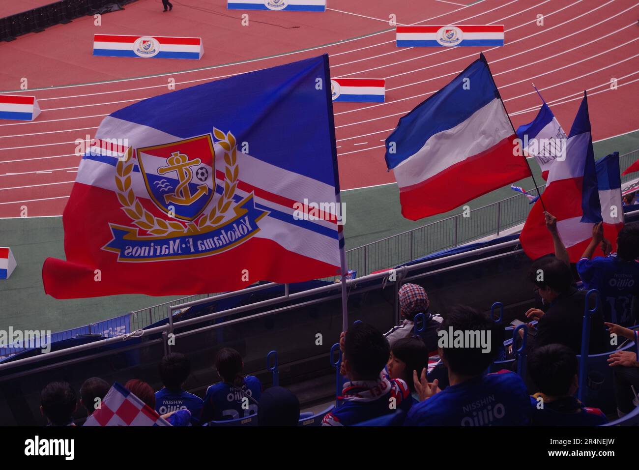 Drapeaux volant au match de football de Yokohama F. Marinos Banque D'Images