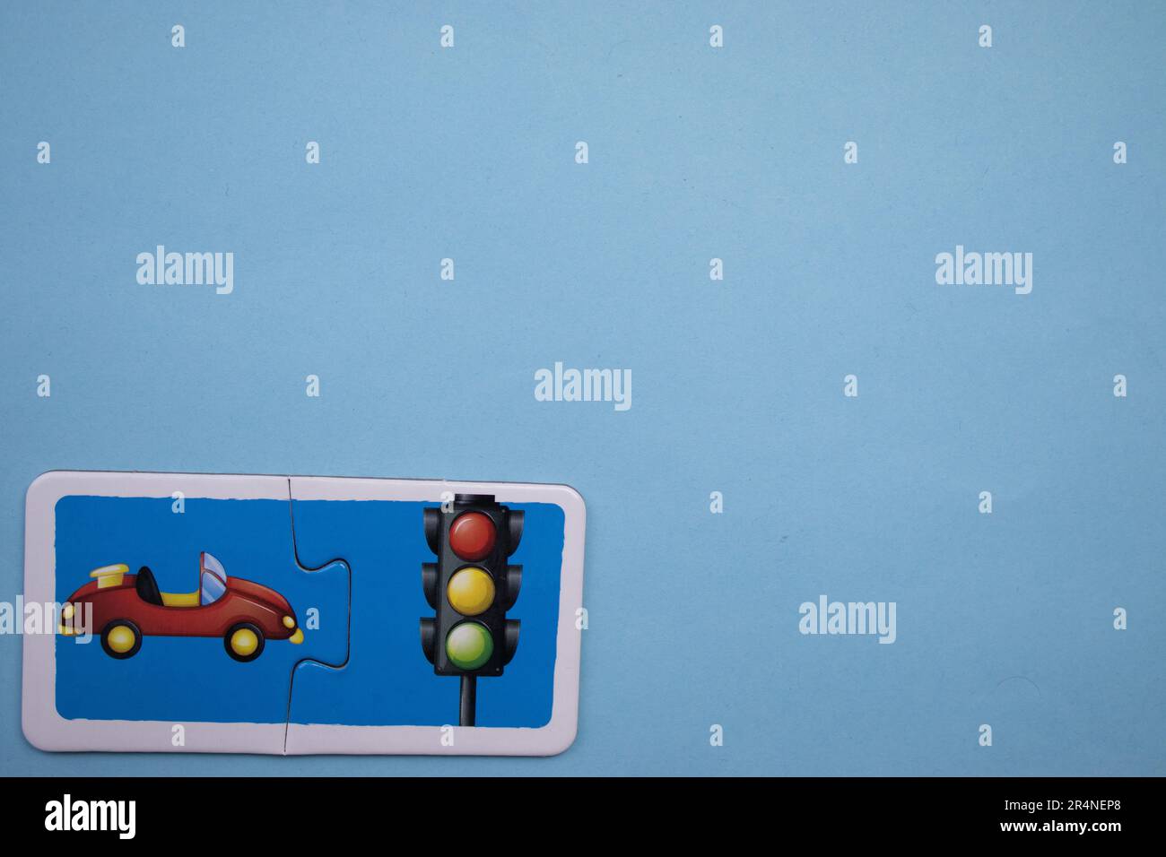 Casse-têtes d'images placés sur le bord de l'arrière-plan bleu. Voitures et feux de signalisation. Banque D'Images