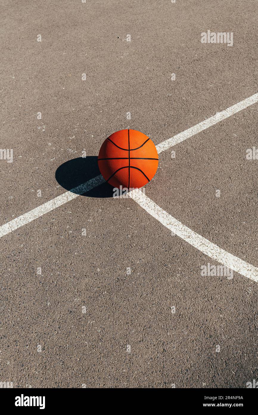 Ballon de basket-ball sur terrain extérieur avec surface en asphalte,  concentration sélective Photo Stock - Alamy