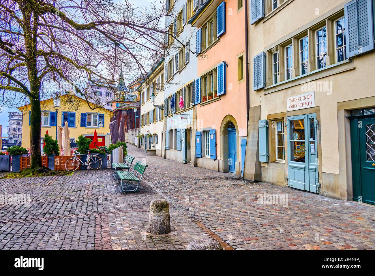 ZURICH, SUISSE - 3 AVRIL 2022 : promenade sur le remblai de Schipfe le long de maisons résidentielles médiévales, sur 3 avril à Zurich, Suisse Banque D'Images