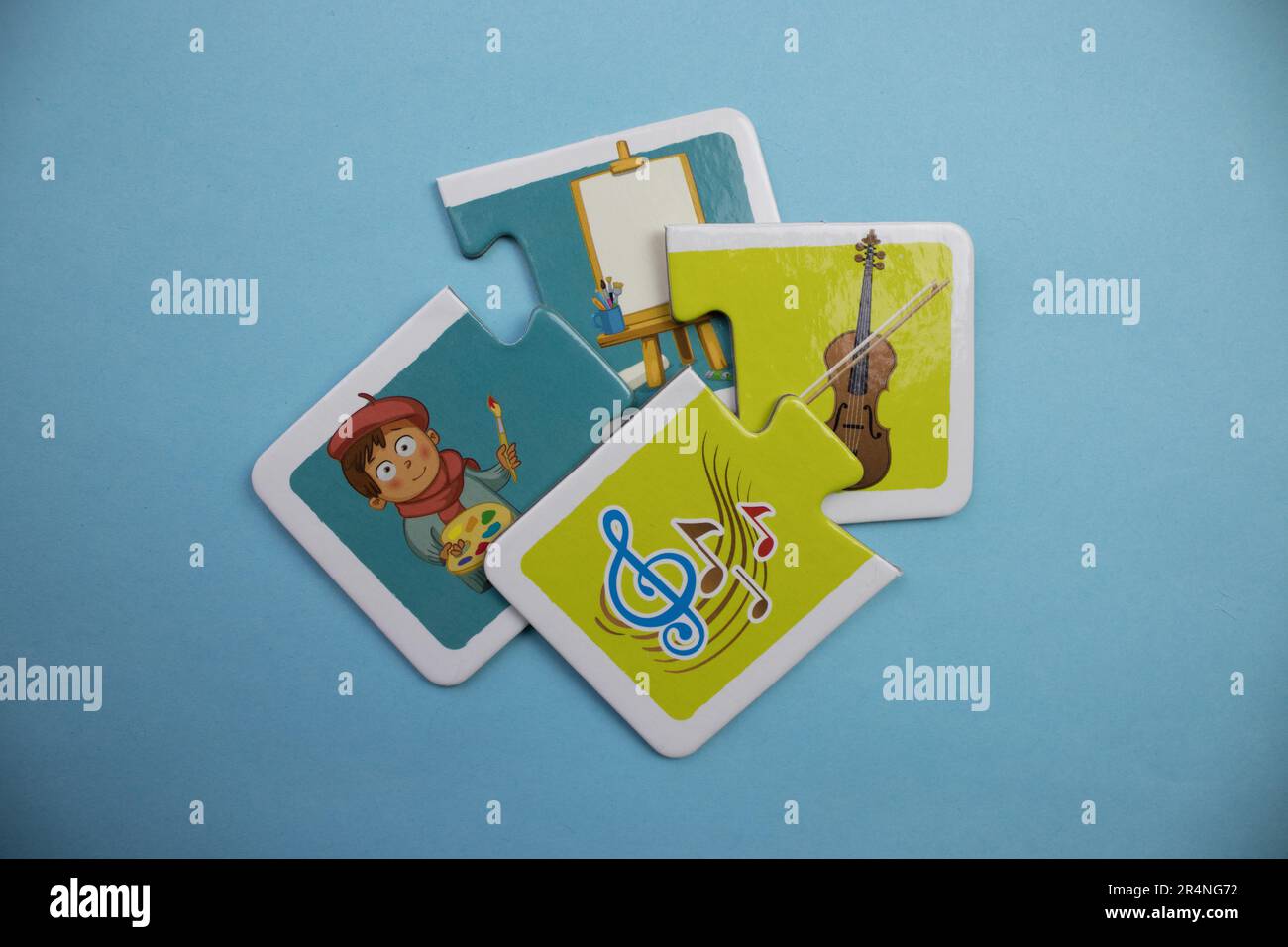 Casse-têtes d'images placés sur un fond bleu. Violon, partitions, peintre, peinture. Mixte Banque D'Images