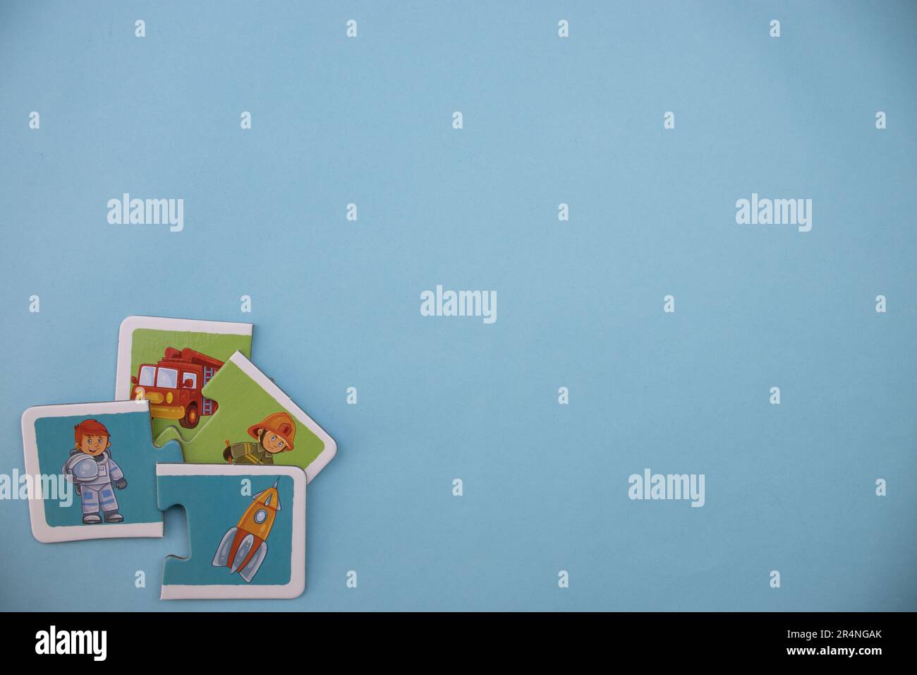 Casse-têtes d'images placés sur le bord de l'arrière-plan bleu. Astronaute, vaisseau spatial, pompier et camion de pompiers. Mixte. Banque D'Images