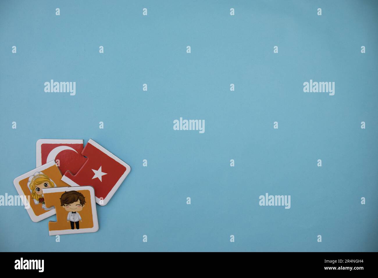 Casse-têtes d'information placés sur le bord d'un fond bleu. Mariée, marié et drapeau turc. Mixte. Banque D'Images