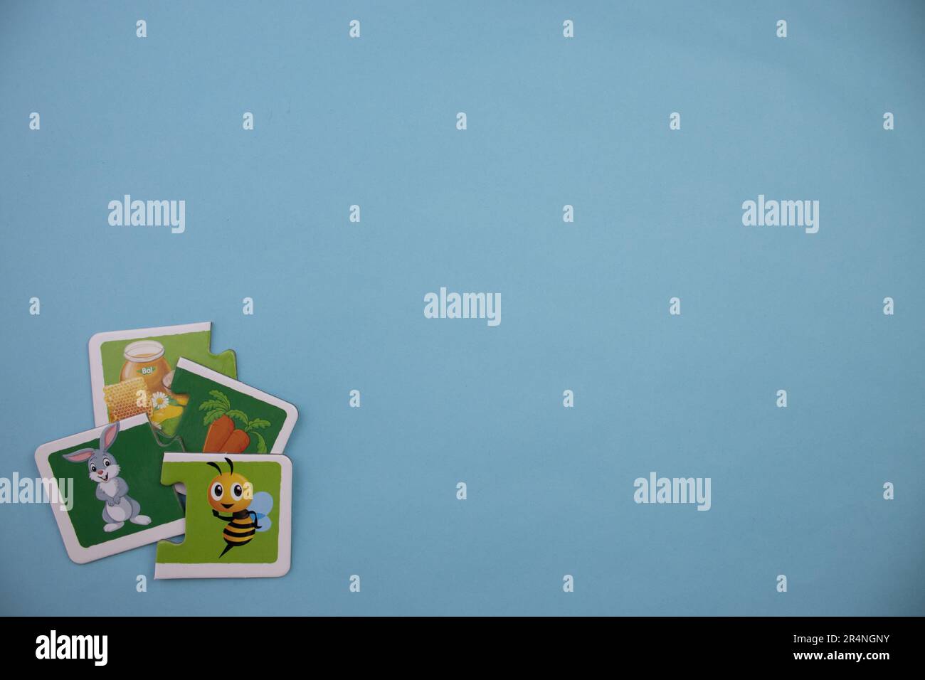 Casse-têtes d'information placés sur le bord de l'arrière-plan bleu. Abeille, lapin, miel et carotte. Mixte. Banque D'Images