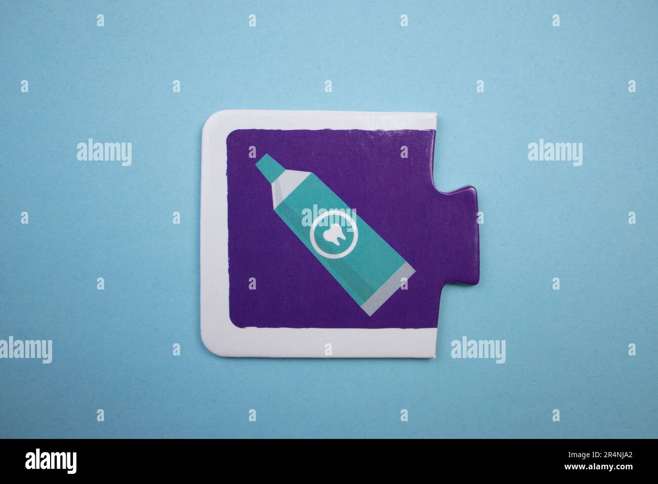 Des puzzles d'information, photographiés d'en haut, placés sur un fond bleu. Dentifrice. Banque D'Images