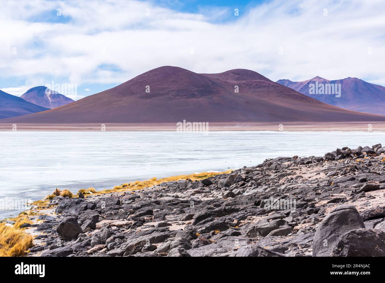 Chaîne de montagnes des Andes vue depuis le lac gelé sur le plateau bolivien Banque D'Images Chaîne de montagnes des Andes vue depuis le lac gelé sur le plateau bolivien Banque D'Images