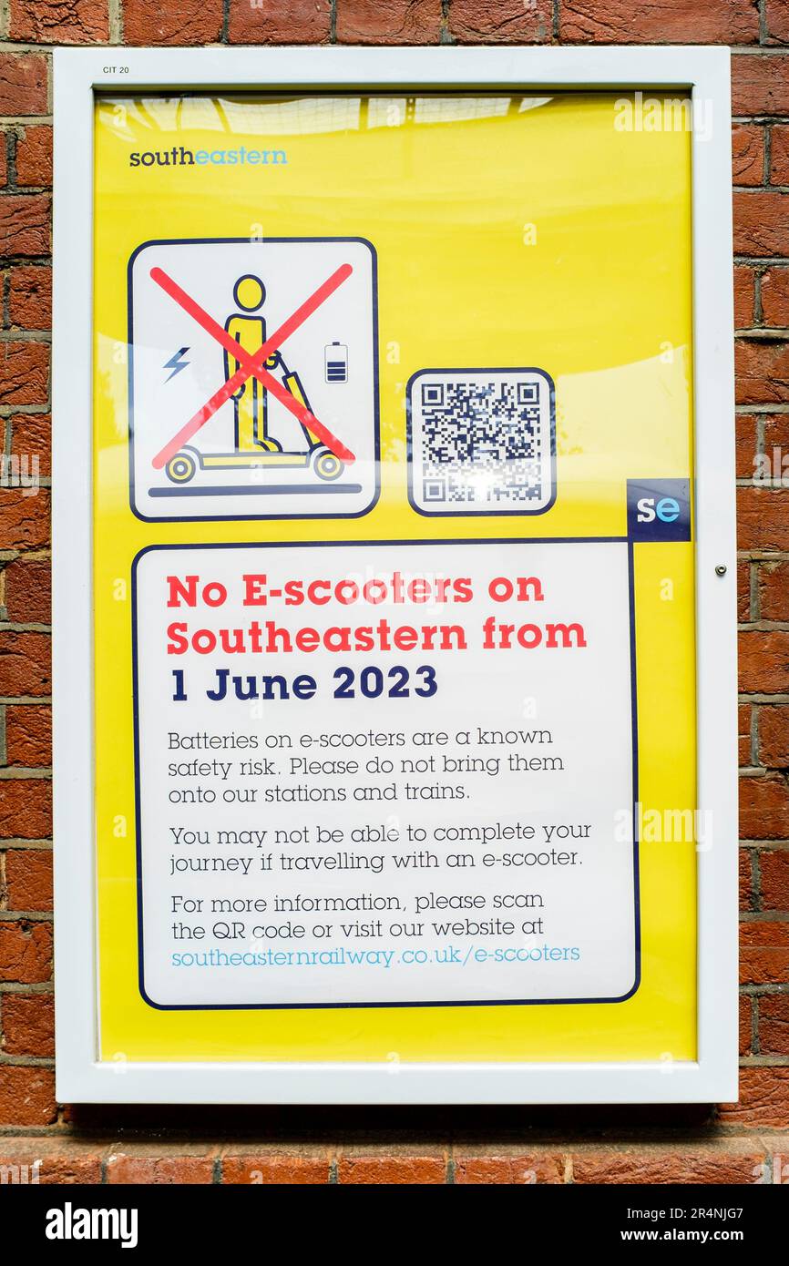 Panneau à la gare de Kent annonçant l'interdiction des scooters électroniques depuis toutes les gares et trains de Londres et du Sud-est à partir du 1 juin 2023. Banque D'Images