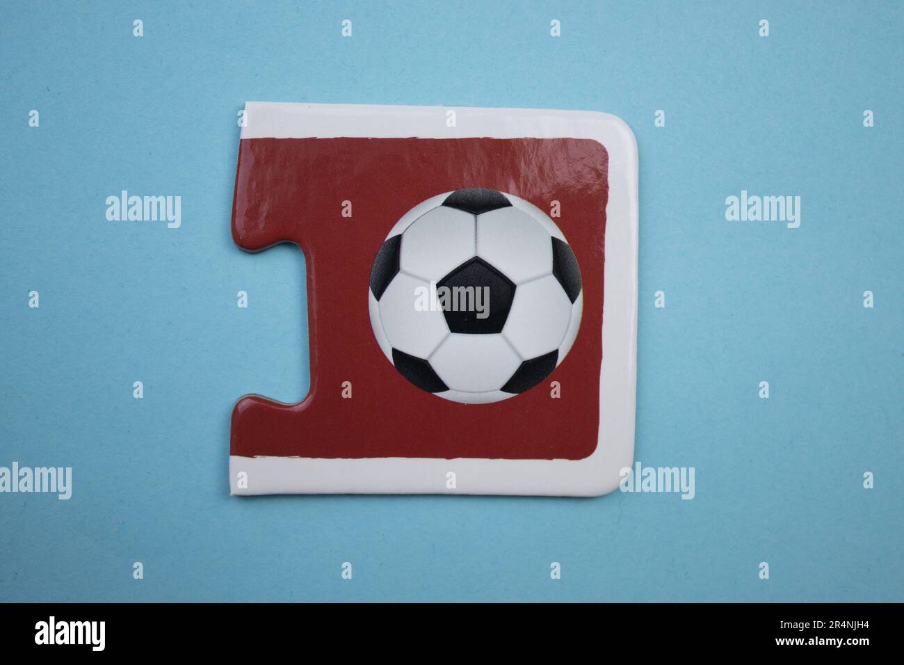 Des puzzles d'information, photographiés d'en haut, placés sur un fond bleu. Ballon de football Banque D'Images