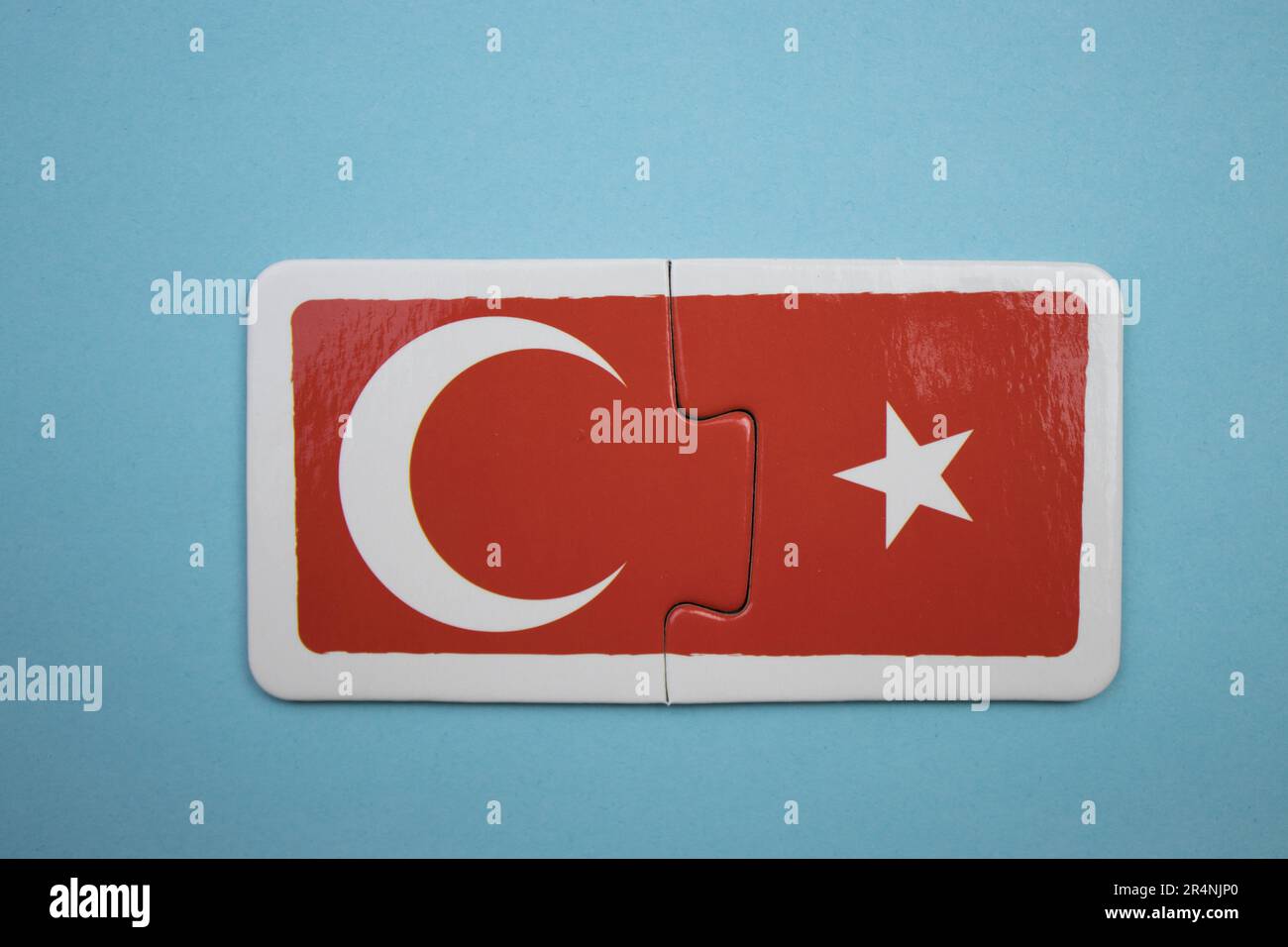 Casse-têtes d'information placés sur un fond bleu. Croissant, étoile, drapeau turc. Banque D'Images