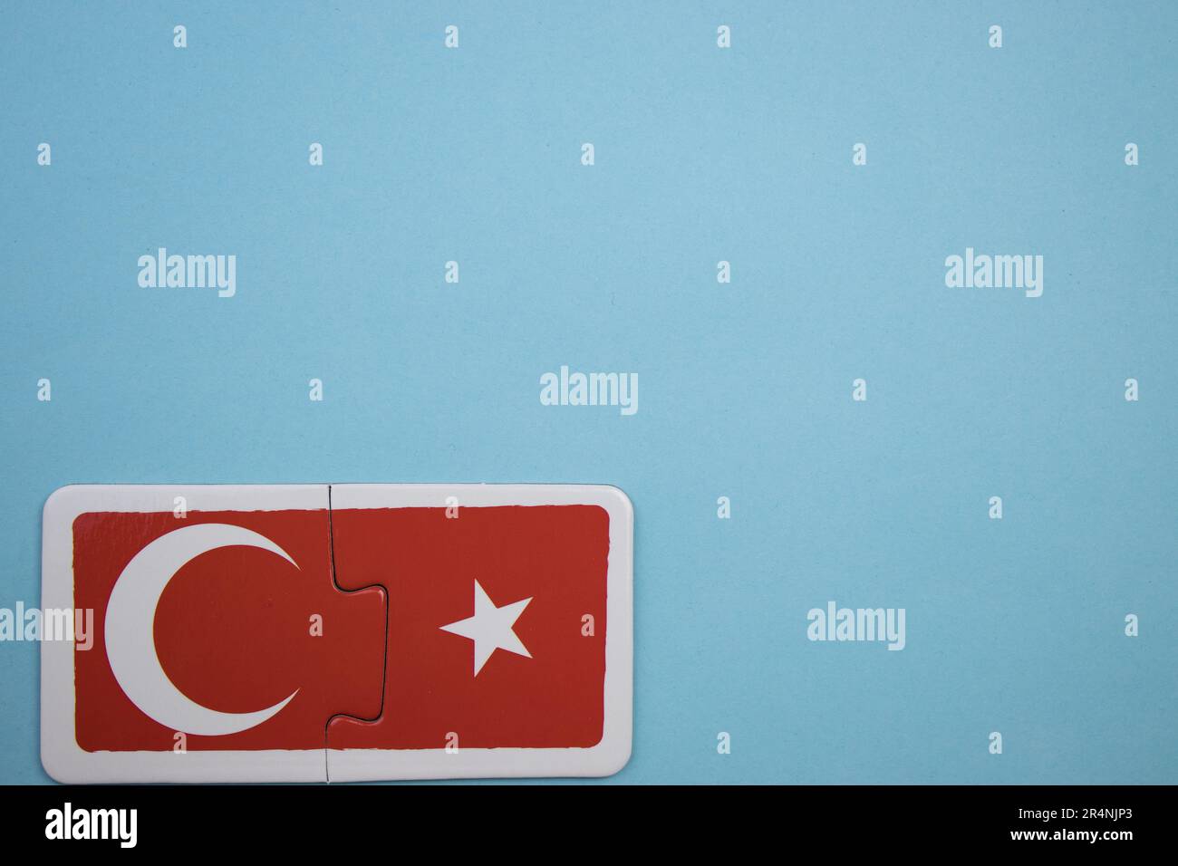 Casse-têtes d'information placés sur le bord de l'arrière-plan bleu. Croissant, étoile, drapeau turc. Banque D'Images