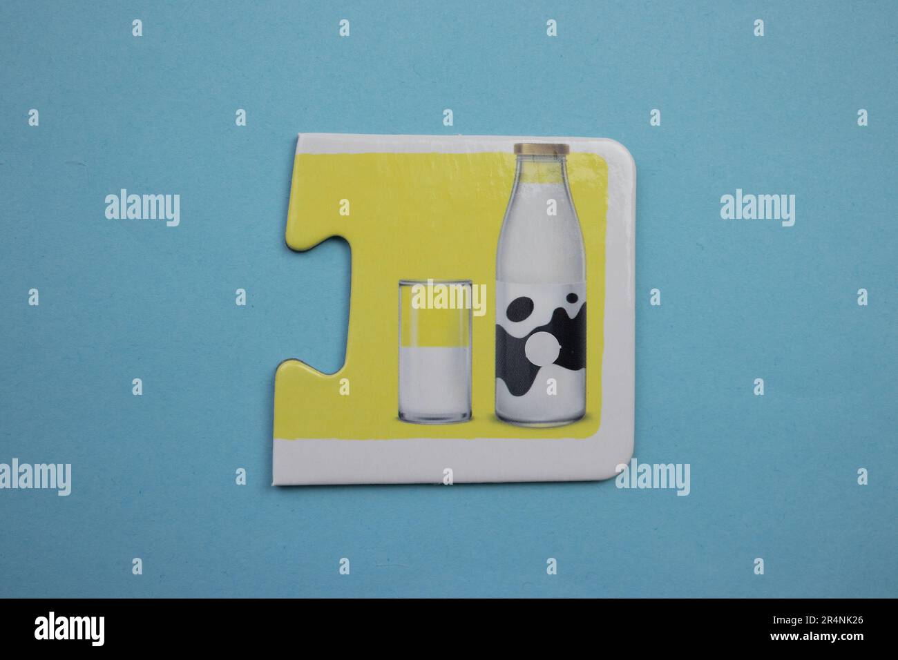 Casse-têtes d'information placés sur un fond bleu. Lait dans un verre et une bouteille. Banque D'Images