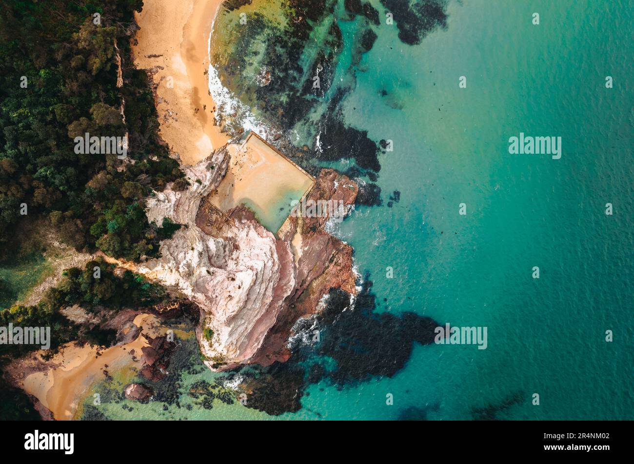 Photographie aérienne de l'Alings Beach Rock Pool à Eden, Nouvelle-Galles du Sud, Australie. Banque D'Images