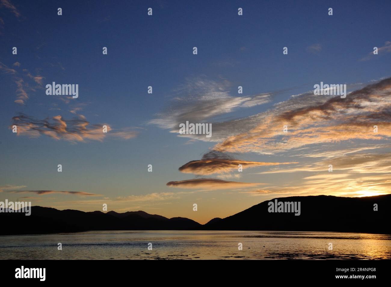 Der Abendhimmel über dem Loch Eil BEI Corpach in der Nähe von fort William in Schottland wird zu einem unvergesslichen Erlebnis. - Le soir, le ciel ove Banque D'Images