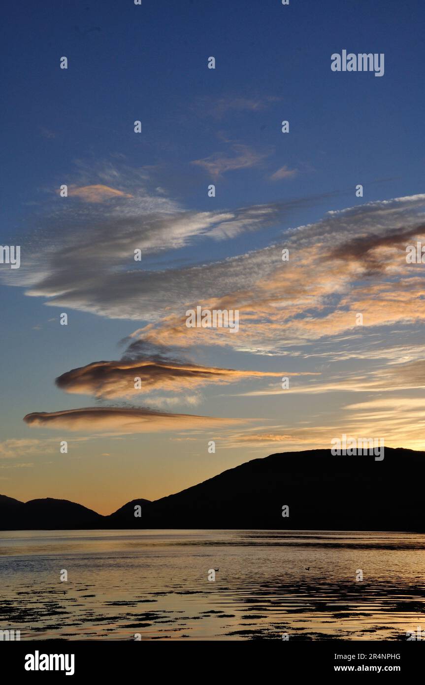 Der Abendhimmel über dem Loch Eil BEI Corpach in der Nähe von fort William in Schottland wird zu einem unvergesslichen Erlebnis. - Le soir, le ciel ove Banque D'Images