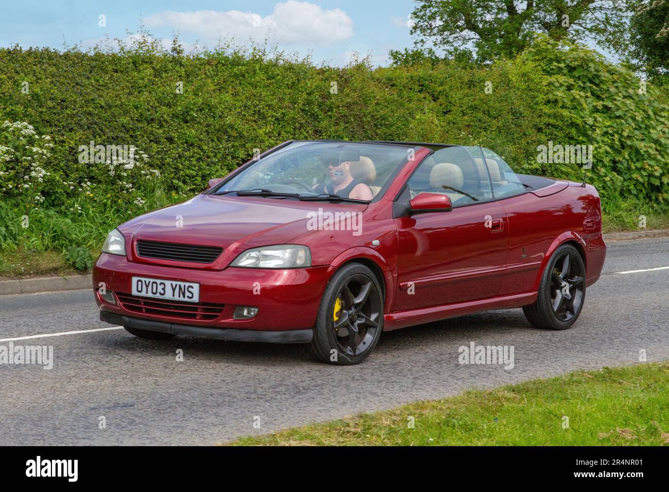 VAUXHALL ASTRA rouge cabriolet toit en bas toit souple voitures et motos classiques et vintage sont ravis de revenir à Capesthorne Hall Banque D'Images