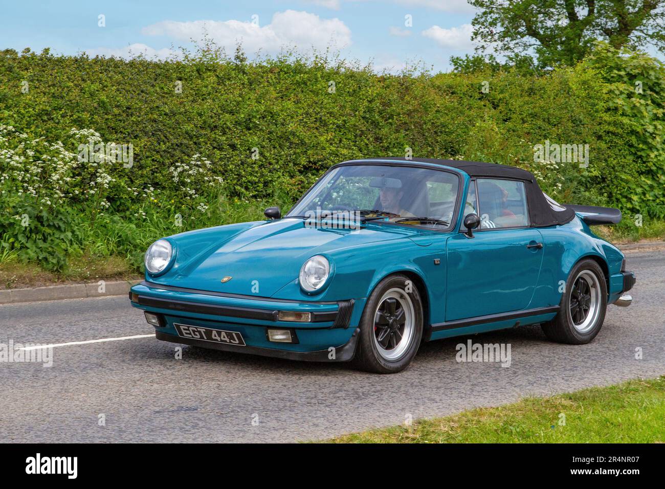 PORSCHE 911 Blue Soft top cabriolet Classic & vintage voitures et motos sont ravis de revenir à Capesthorne Hall Banque D'Images