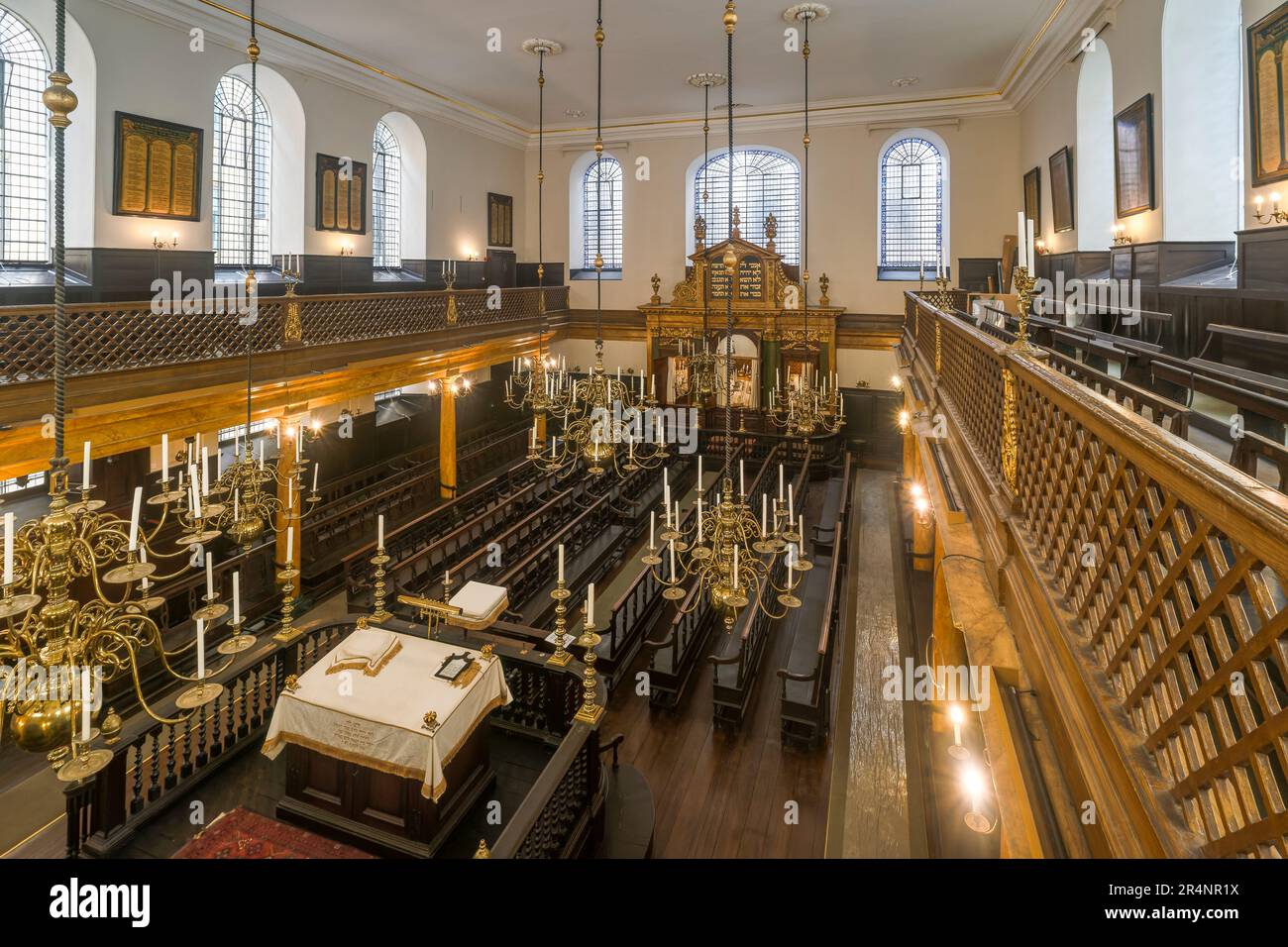 La synagogue Bevis Marks (intérieur), la plus ancienne synagogue de Grande-Bretagne en activité continue, a ouvert ses portes en 1701 et a été restaurée en 2023. Banque D'Images
