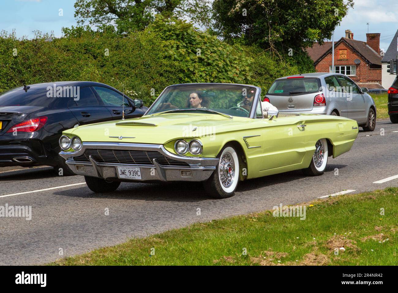 1965, années 60, 60s voitures Green Ford THUNDERBIRD Classic et vintage American reviennent au Capesthorne Hall pour accueillir le salon de l'auto Cheshire Classic 2023 Banque D'Images