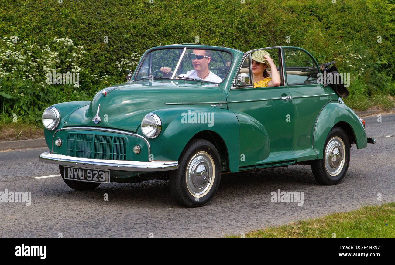 Les voitures et motos Green Morris Minor Classic et vintage sont ravies de retourner au Capesthorne Hall pour accueillir le salon des voitures Cheshire Classic Banque D'Images