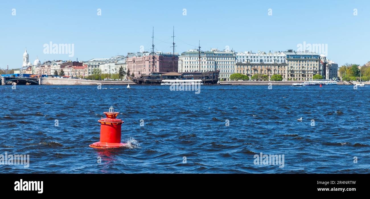 Vue panoramique sur la rivière Neva avec une bouée de navigation rouge par une belle journée d'été. Saint-Pétersbourg, Russie Banque D'Images