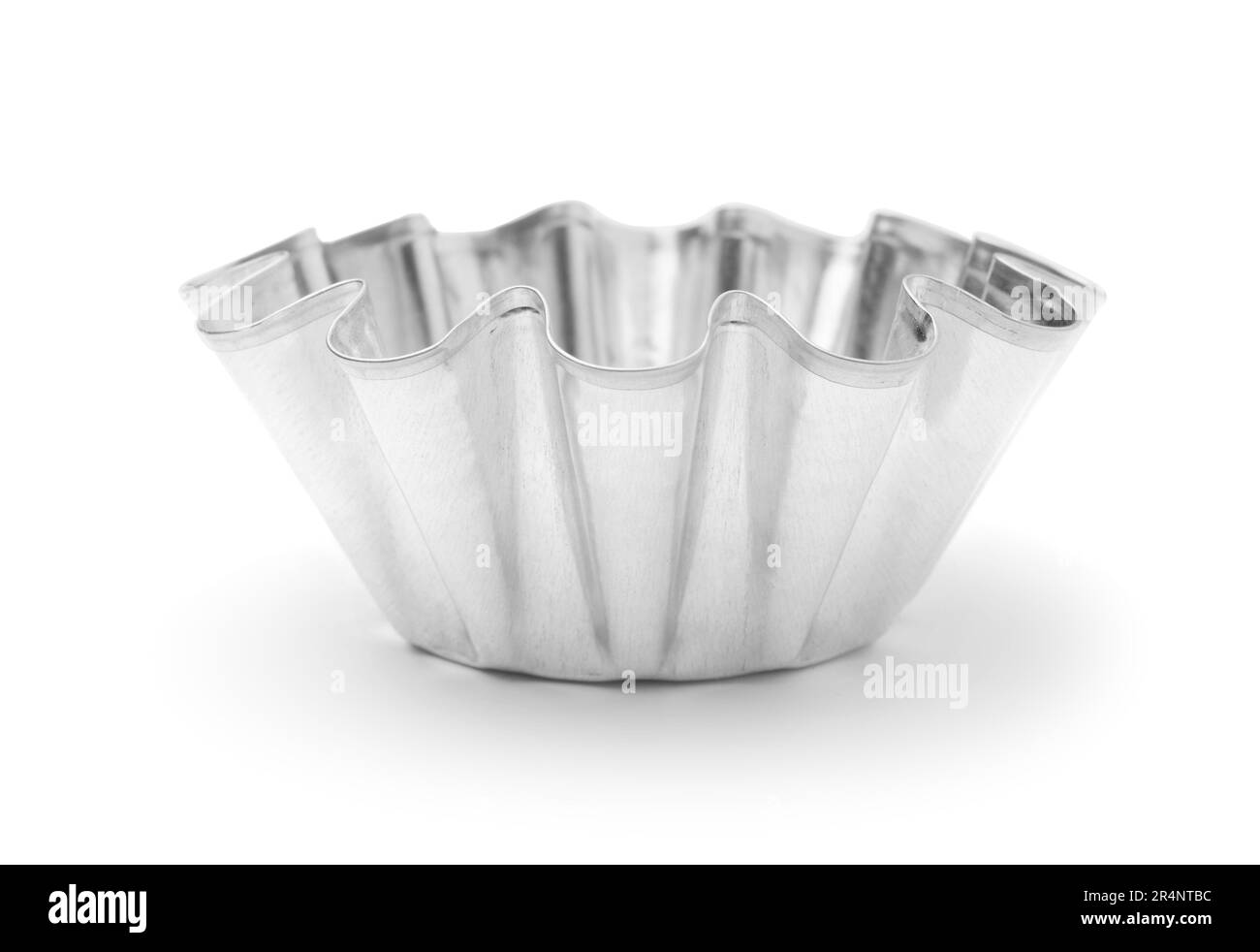 Moule métallique pour la cuisson des muffins isolés sur blanc. Banque D'Images