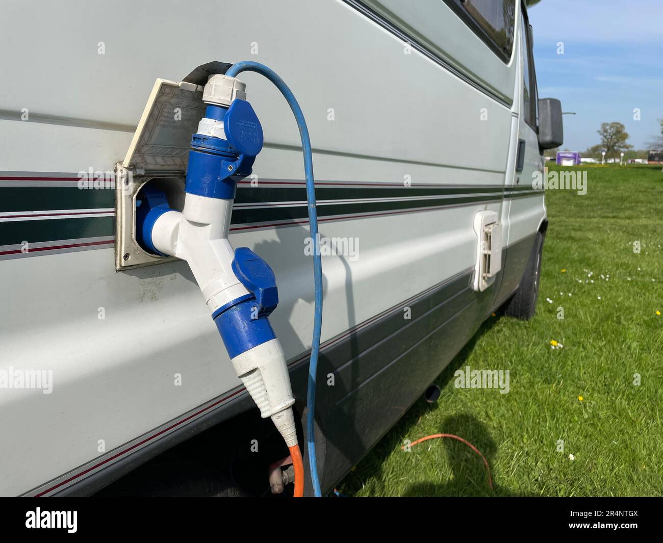 Un véhicule récréatif autocaravane est équipé d'un répartiteur permettant à deux fils électriques de s'écouler sur la même prise de courant Banque D'Images