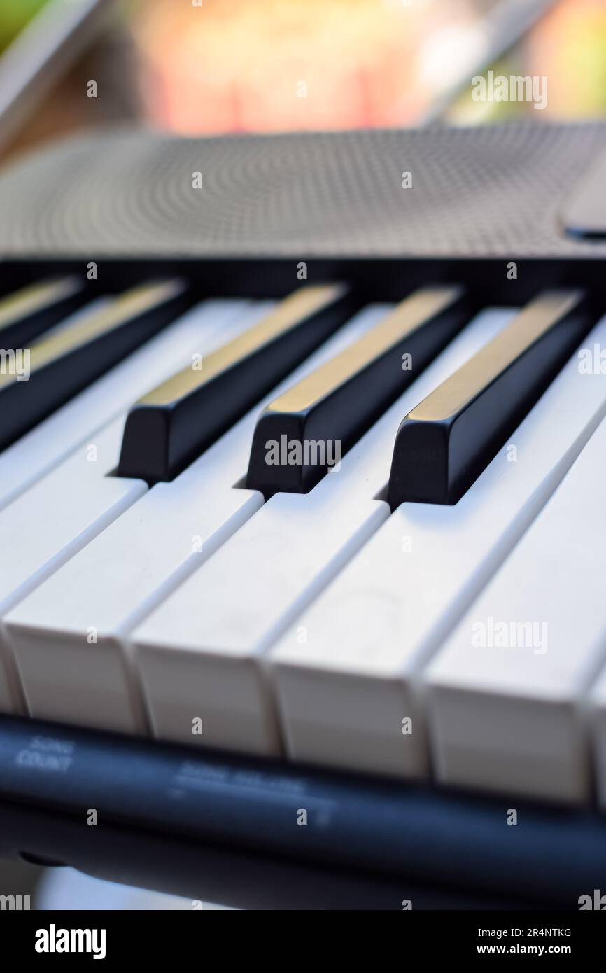 Gros plan des touches du piano. Piano touches noir et blanc et clavier piano instrument de musique placé sur le balcon de la maison pendant la journée ensoleillée. Banque D'Images