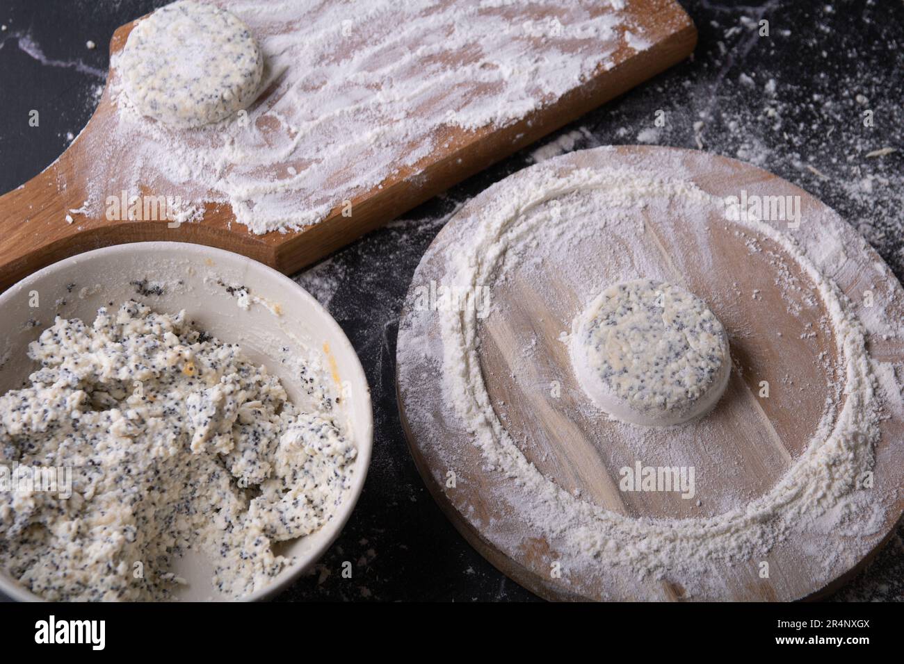 assiette photo avec un mélange de fromage cottage, œufs, farine et sucre, sur une planche en bois il y a un gâteau au fromage cottage en farine Banque D'Images