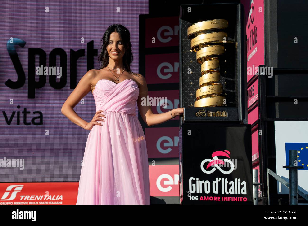 Rome, Italie. 28th mai 2023. Une hôtesse avec le Trofeo Senza Fine après le 106th Giro d'Italia 2023. 106th Giro d'Italia 2023, Stage 21 a 126km stage de Rome à Rome/#UCIWT. Crédit : SOPA Images Limited/Alamy Live News Banque D'Images