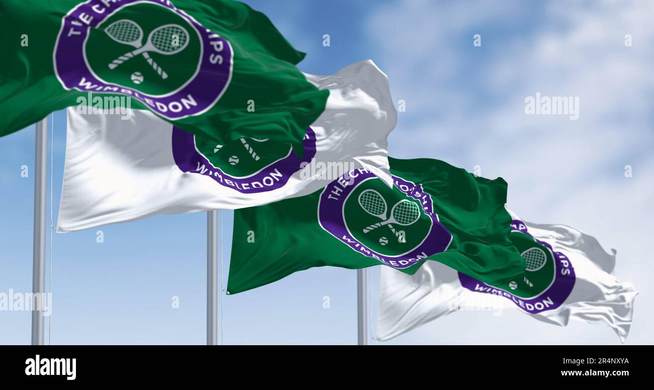 Londres, Royaume-Uni, 2023 mai : drapeaux avec le logo de Wimbledon des Championnats, qui agite dans le vent. Le tournoi de Wimbledon est un tournoi de tennis majeur. Ilustreti Banque D'Images