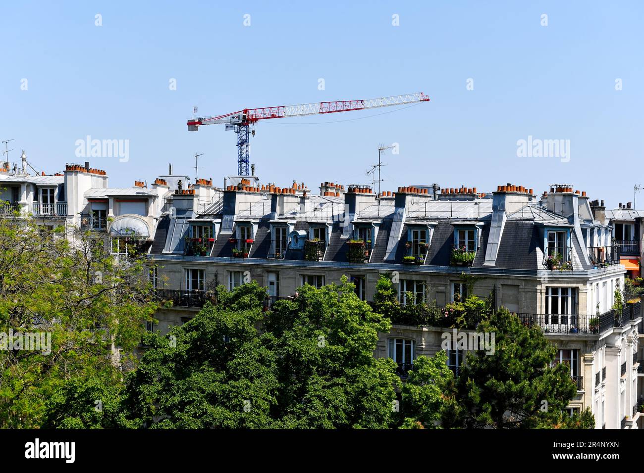 Grue géante au-dessus des toits de Paris à Montmartre - Paris - France Banque D'Images