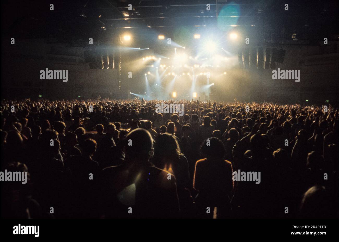 OASIS, VISITE DE GLOIRE DU MATIN, VUE SUR LE SOUND DESK, 1996 : scène atmosphérique et scène de foule filmée depuis le bureau de mixage pendant le rappel du concert Oasis à Cardiff International Arena CIA sur le Morning Glory (What’s the Story) ? Tournée à Cardiff, pays de Galles, Royaume-Uni le 18 mars 1996. Photo : Rob Watkins Banque D'Images