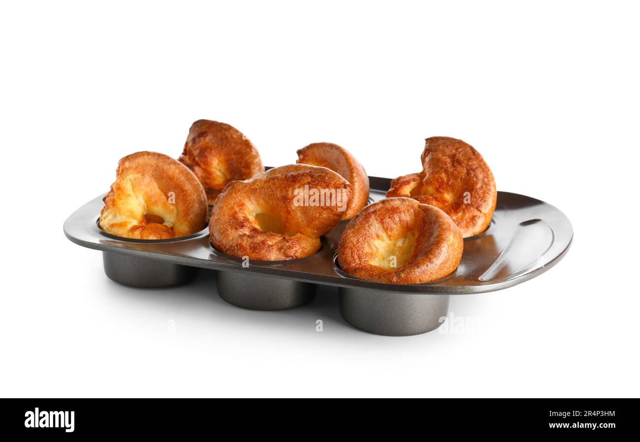 Moule à pâtisserie avec délicieux Yorkshire pudding isolé sur fond blanc Banque D'Images