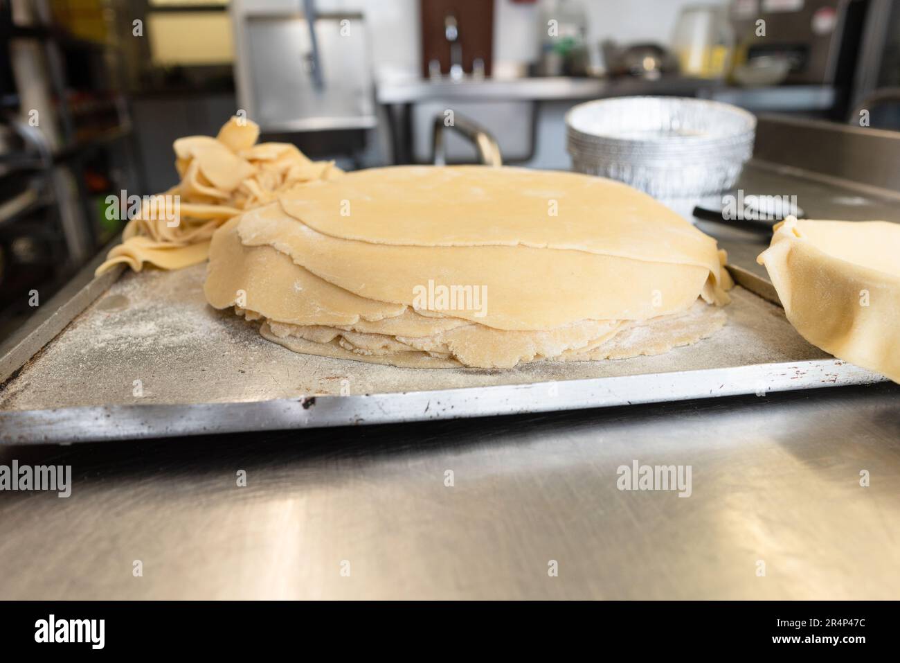 Une délicieuse pâtisserie roulée qui capture l'essence d'une cuisine, accompagnée d'outils de pâtisserie et d'abats Banque D'Images