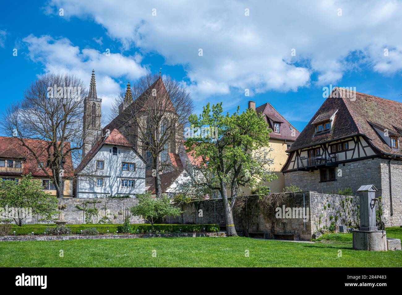 Journée de printemps ensoleillée dans la vieille ville historique de Rothenburg ob der Tauber, Allemagne Banque D'Images