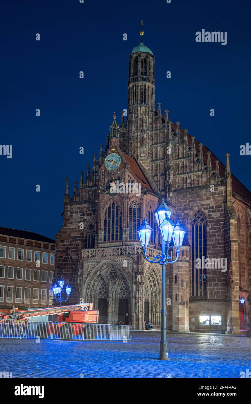 Lumières de rue bleues en face de la Frauenkirche à Nuremberg. La nuit bleue 2023. Banque D'Images
