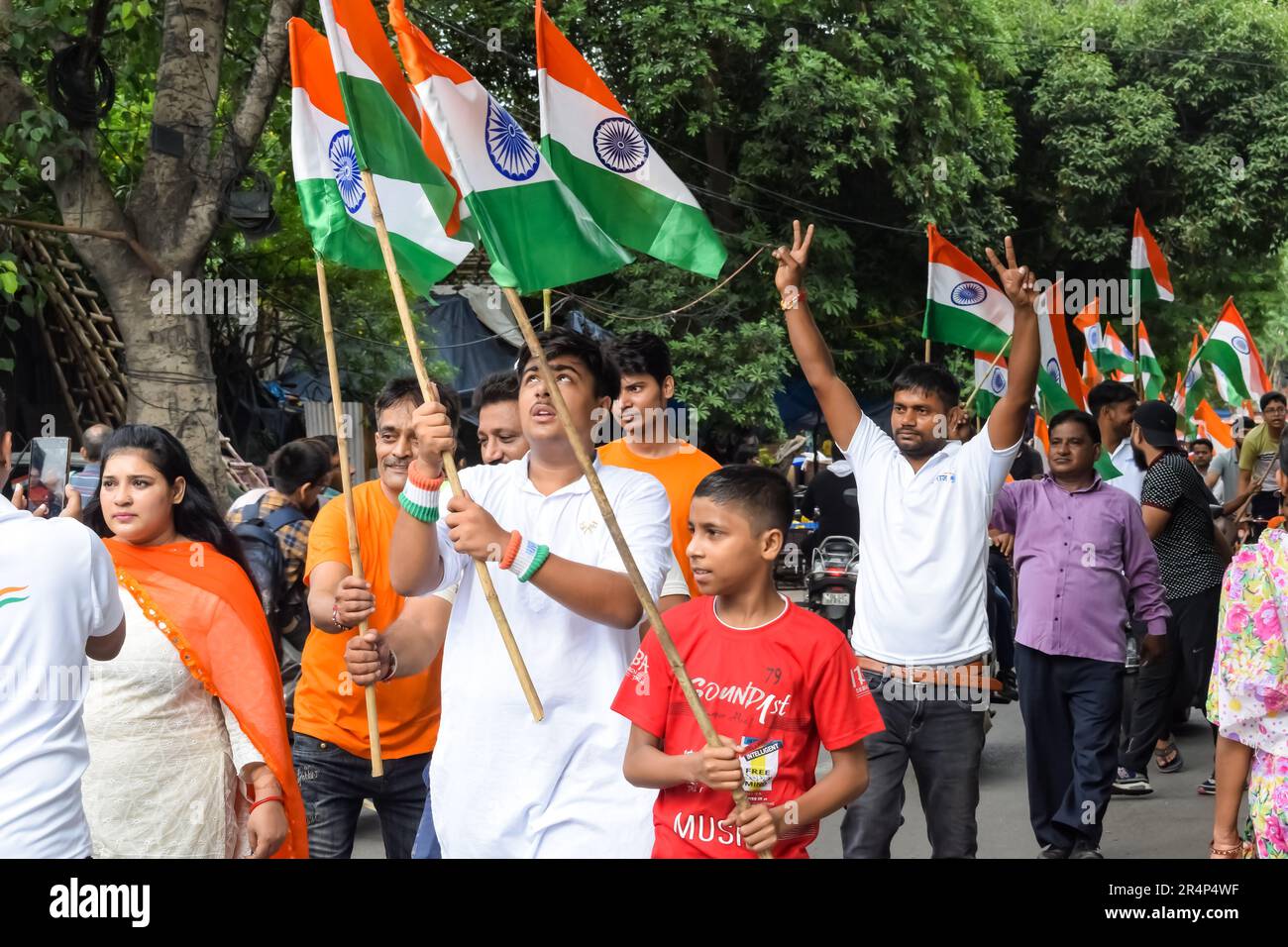 Delhi, Inde -15 août 2022 - un grand groupe de personnes pendant le grand Tiranga Yatra organisé dans le cadre de l'Azadi Ka Amrit MahotSAV pour célébrer l'anniv 75 Banque D'Images