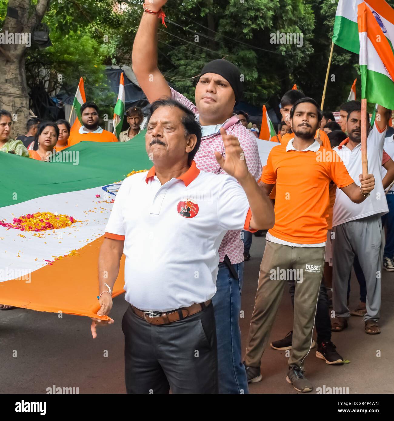 Delhi, Inde -15 août 2022 - un grand groupe de personnes pendant le grand Tiranga Yatra organisé dans le cadre de l'Azadi Ka Amrit MahotSAV pour célébrer l'anniv 75 Banque D'Images