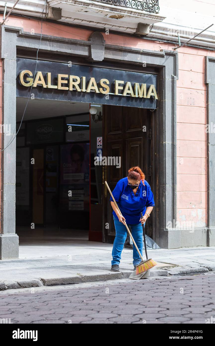 Les citoyens balayent les rues en raison de la chute de cendres volcaniques de Popocatepétl, qui s'est produite sur 21 mai pendant l'éruption de Popocatepétl Banque D'Images